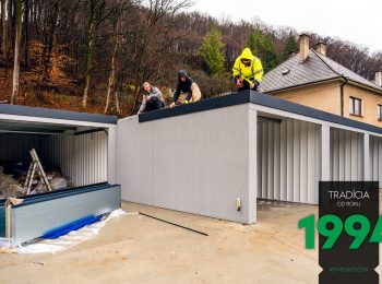 Montážnicí montujú strechu garáže