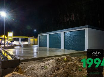 Radová montovaná garáž pri Slovnafte v noci