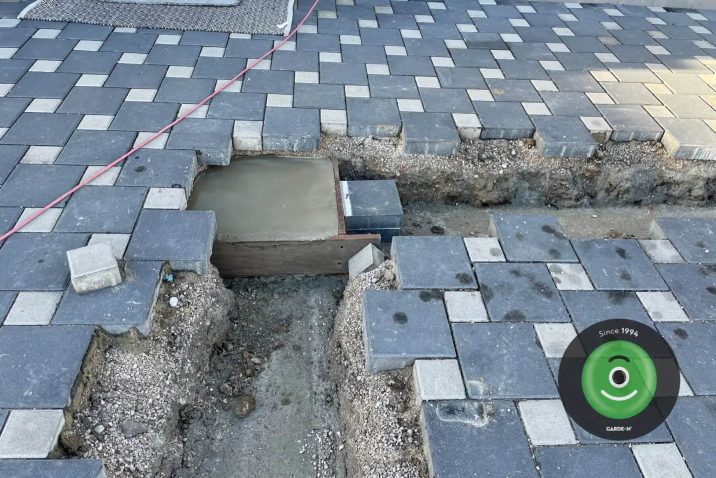 Betónová pätka pripravená v zámkovej dlažbe.