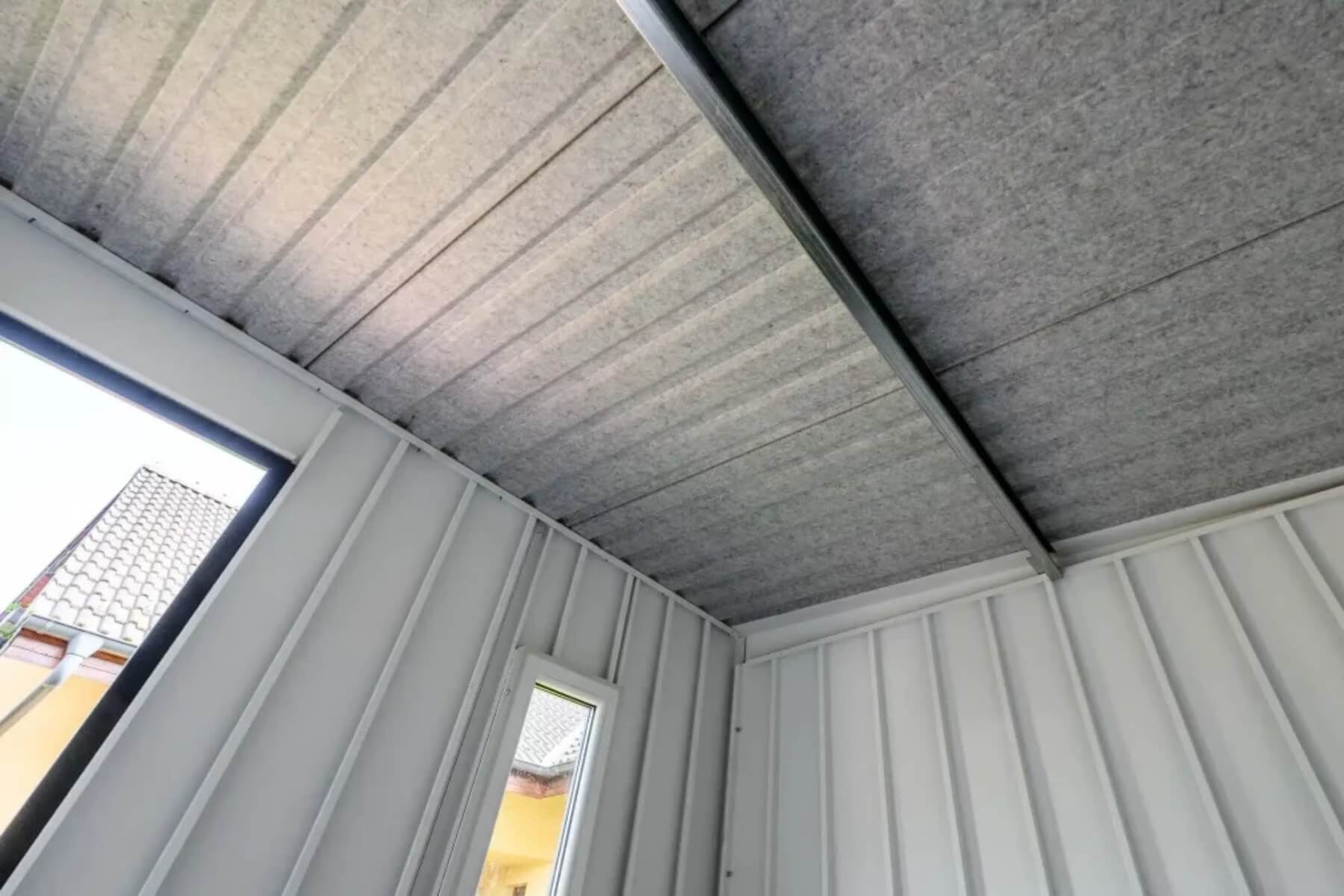 Interiér záhradného domčeka.