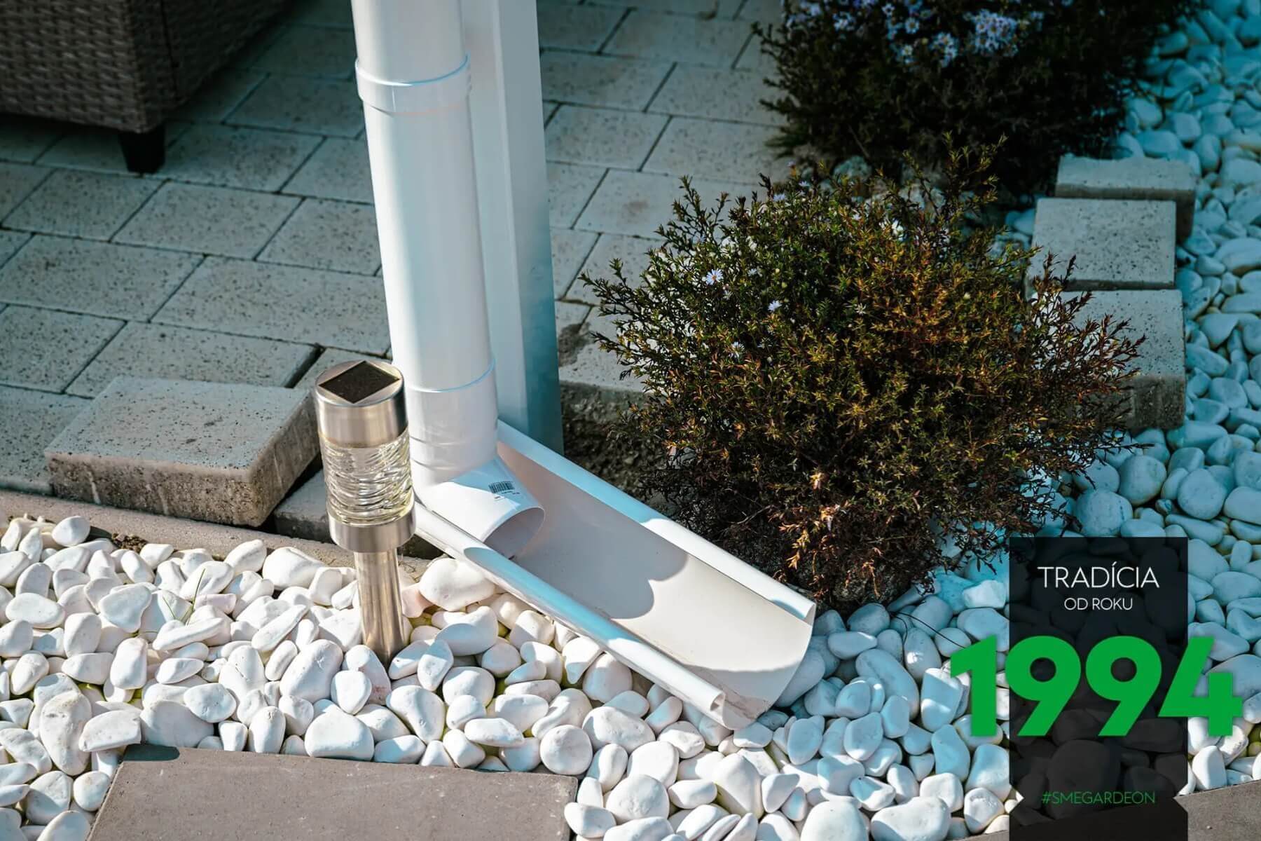 Odkvapová rúra na tráme prístrešku.