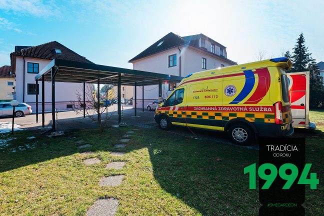 Žltá sanitka pri prístrešku SIEBAU