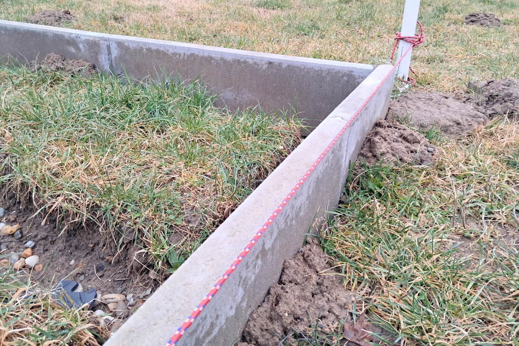 Vyznačenie miesta pre prístrešok pomocou špagátu.