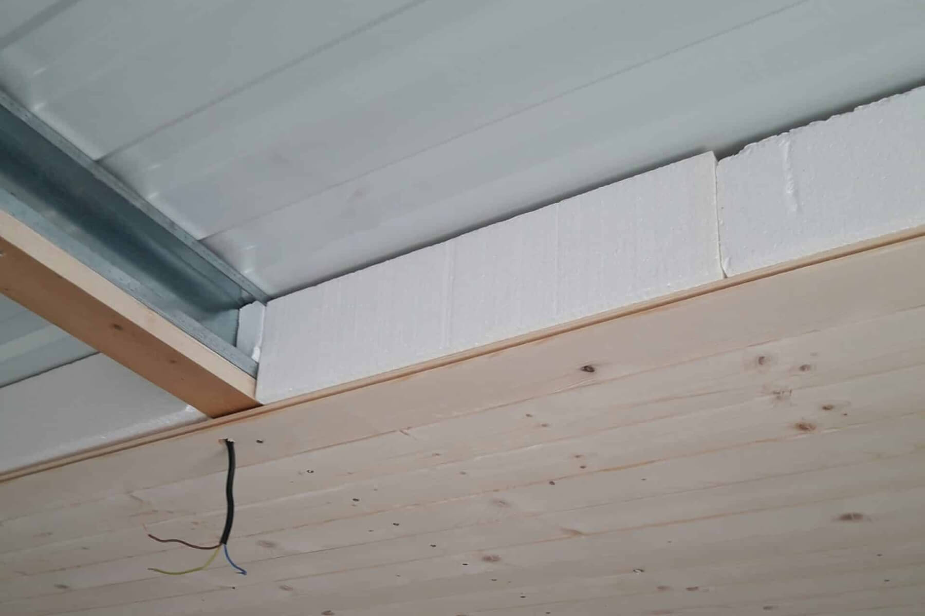 Zateplenie stropu záhradného domčeka.