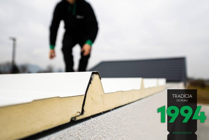 Montážnik na streche montovanej garáže