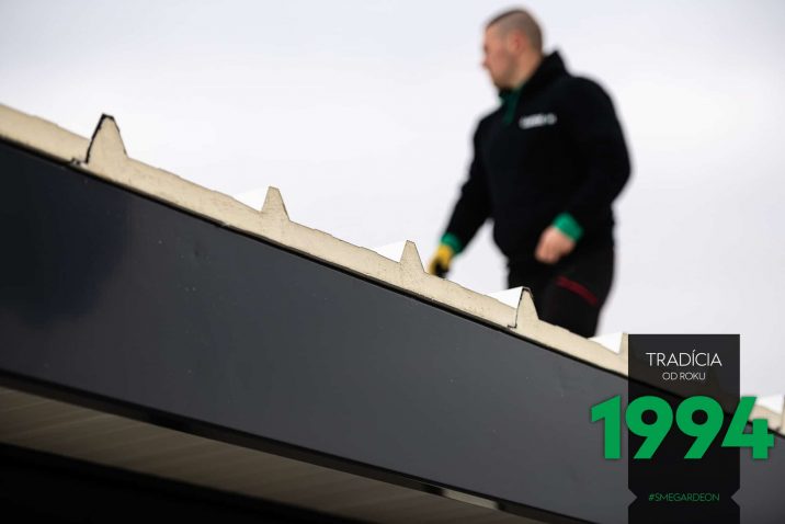 Montážnik na streche montovanej stavby