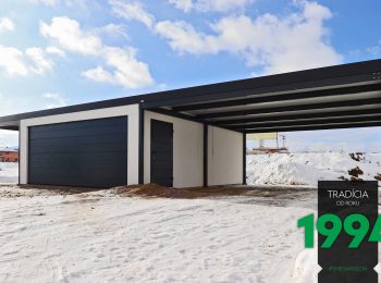 Atypická garáž s prístreškami v tmavej farbe