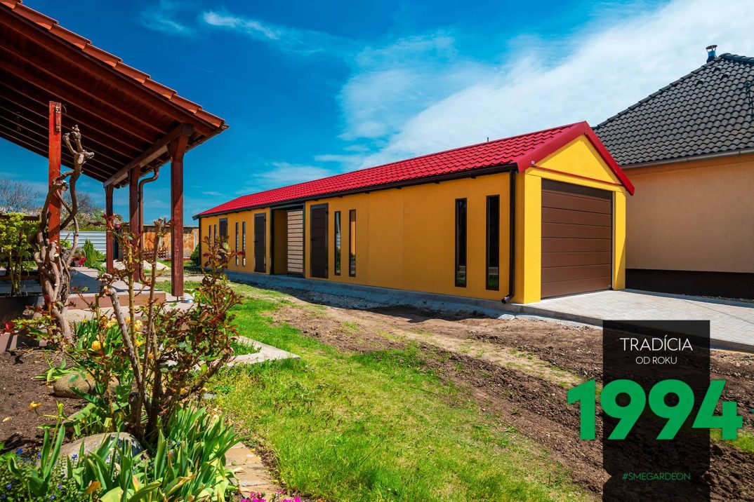 Atypická garáž v žltej omietke