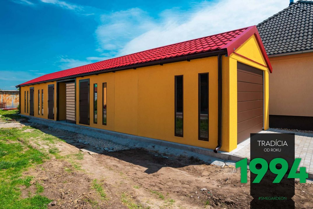 Atypická garáž v žltej omietke s červenou strechou