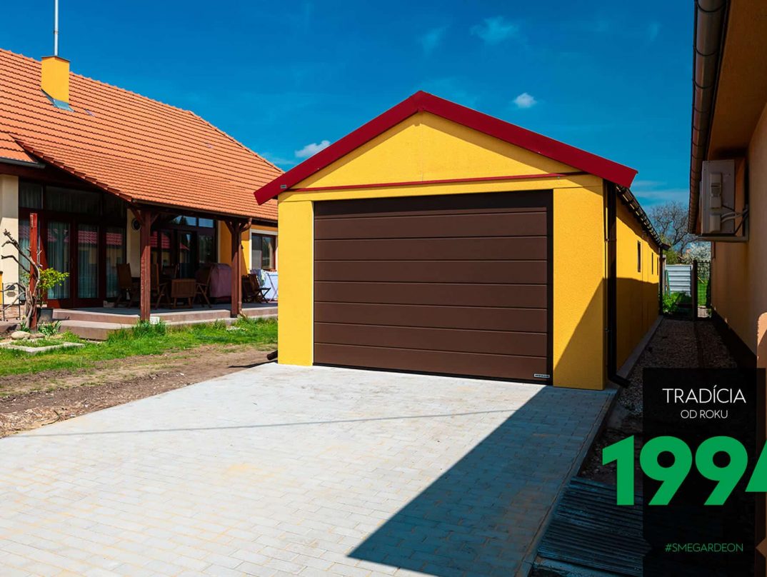 Atypická garáž v žltej omietke so sedlovou strechou