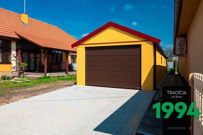 Atypická garáž v žltej omietke so sedlovou strechou