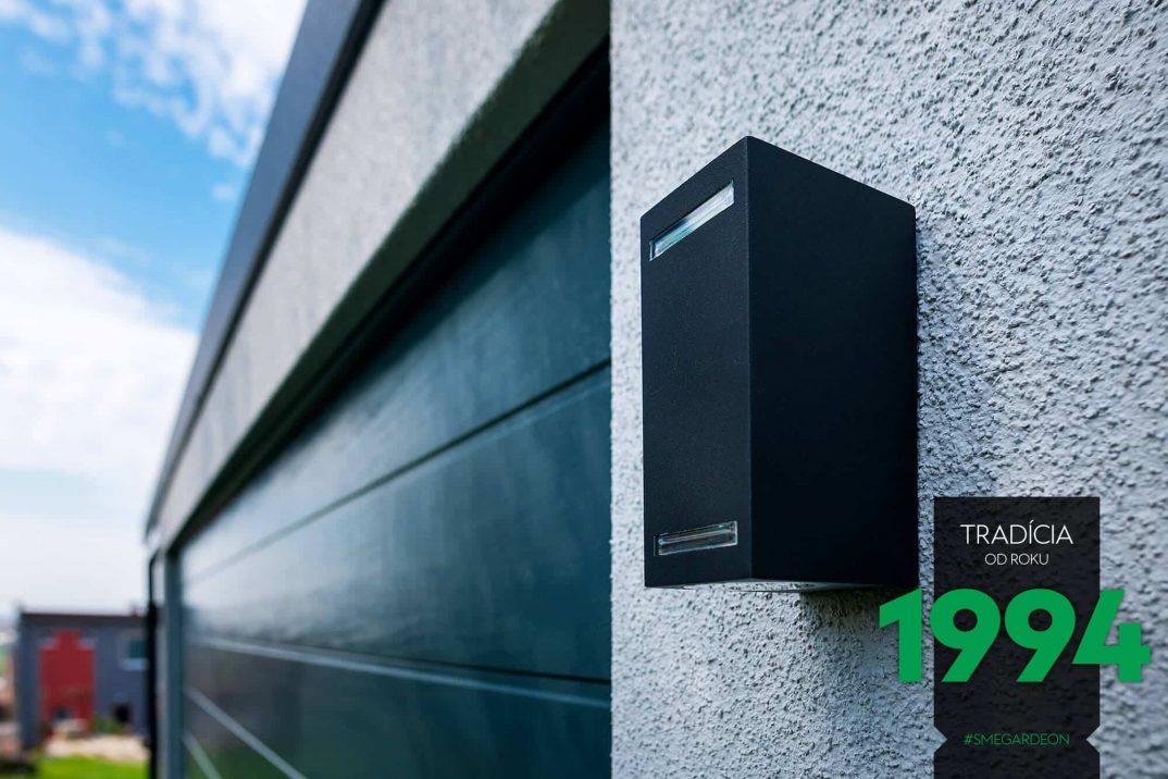 Garáž pre dve autá v bielej omietke