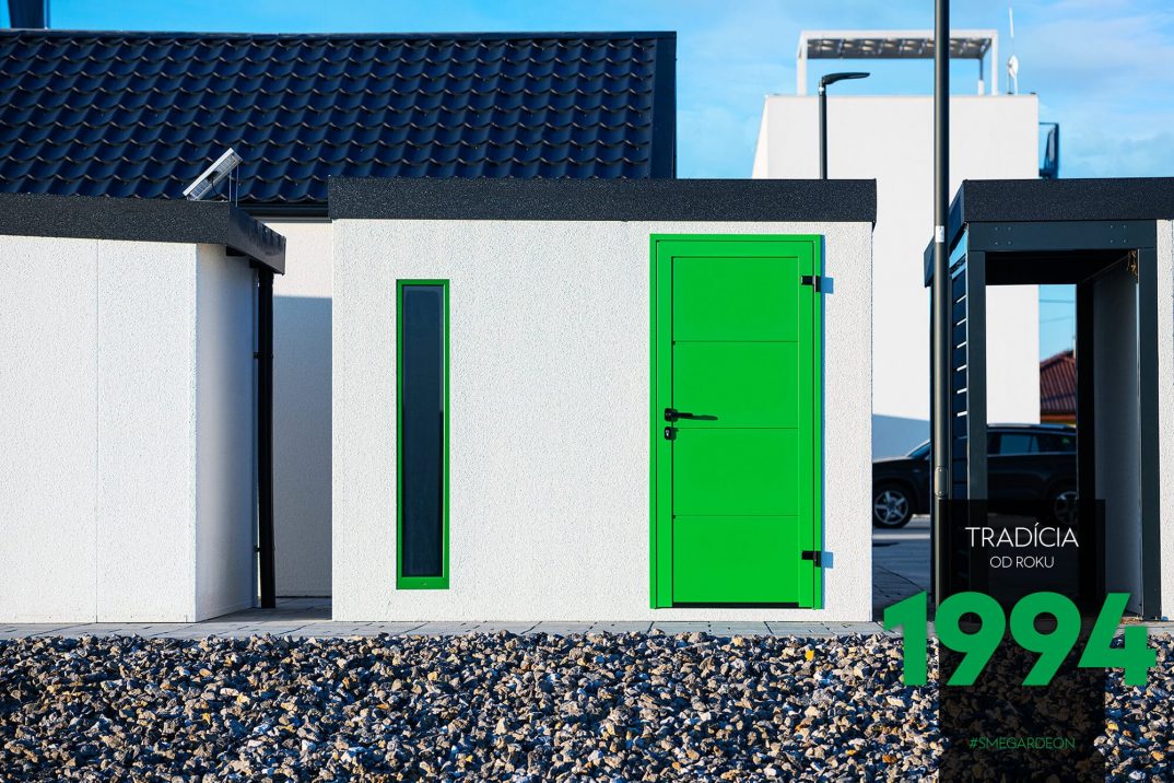 Záhradný domček so zelenými sverami a zeleným svetlíkom