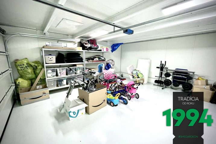 Police s kočíkmi a krabicami vo vnútri montovanej stavby