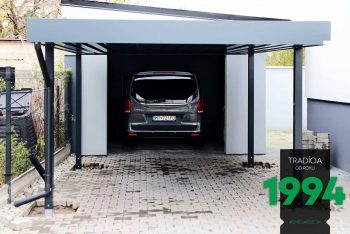 Auto zaparkované v garáži za prístreškom SIEBAU
