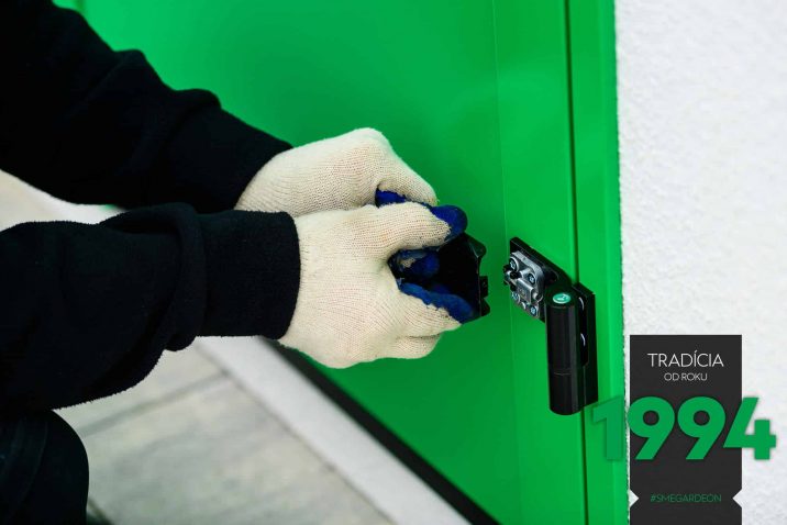 Detail na zelené dvere GARDEON
