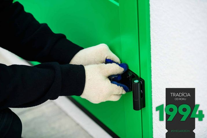 Detail na zelené dvere GARDEON