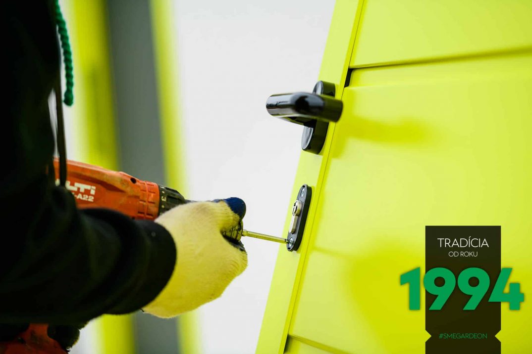 Vŕtanie zámky žltých dverí GARDEON