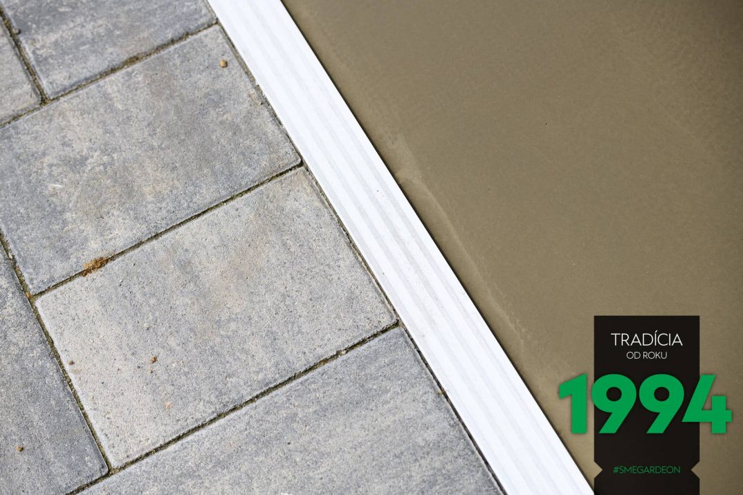 Detail na podlahu v garáži