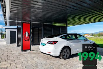 Tesla pri nabíjačke