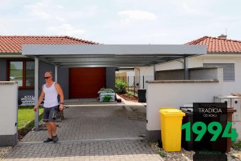 Montážnik pred prístreškom SIEBAU pre dve autá