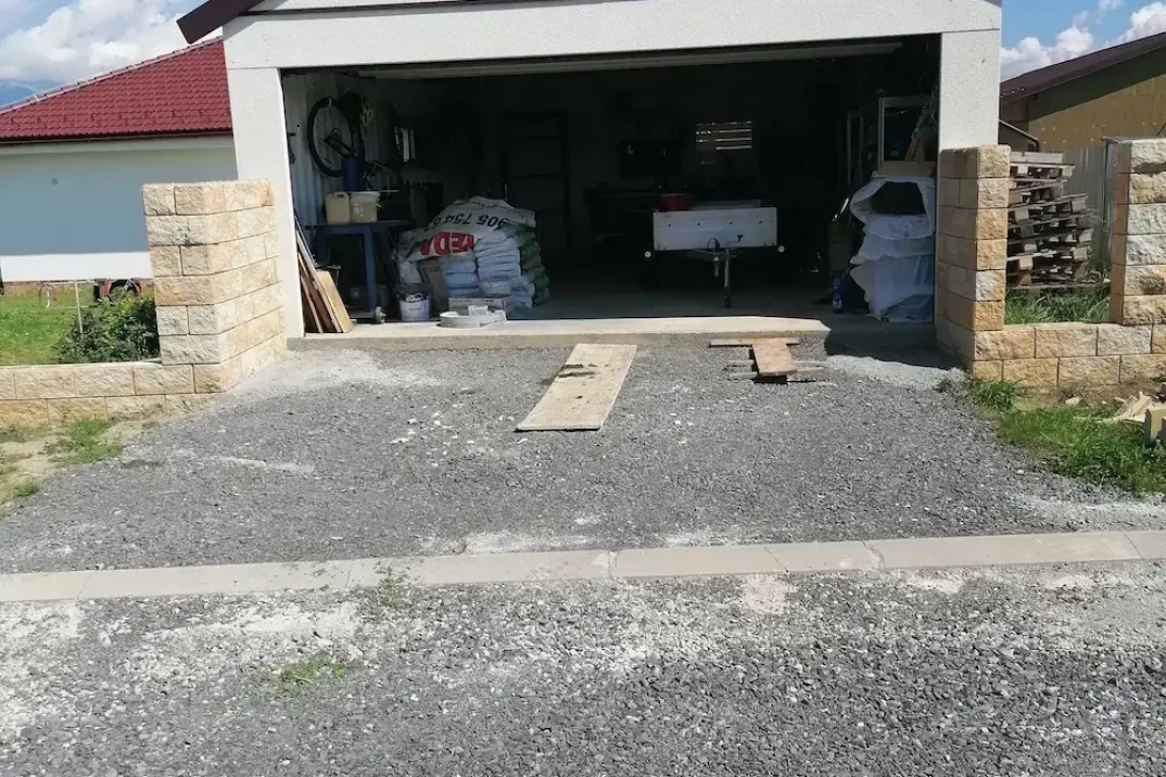 Vchod do garáže so sedlovou strechou