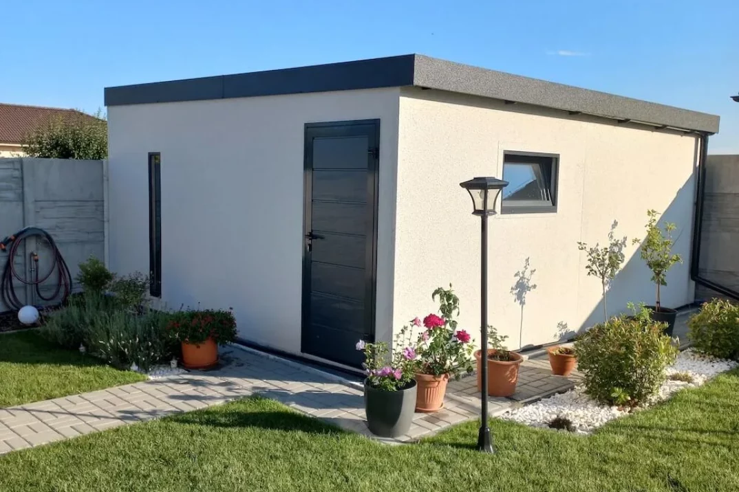 Garáž zozadu s dverami pri kvetináčoch