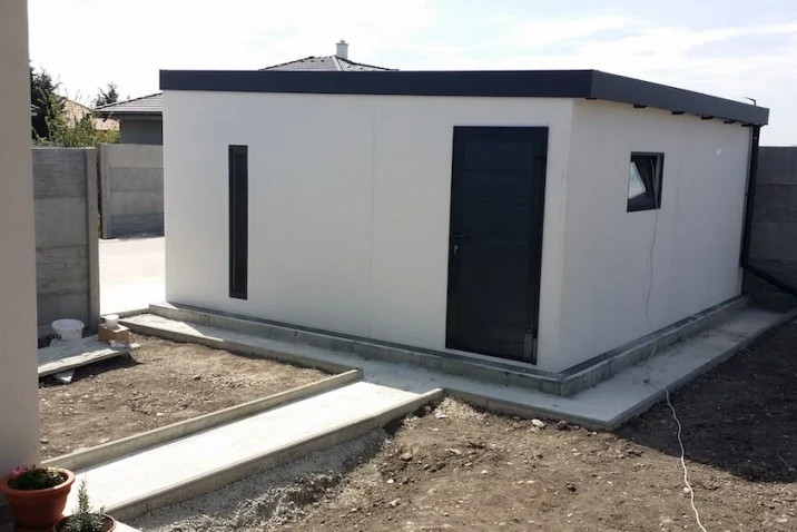 Garáž čerstvo po montáži v bielej omietke