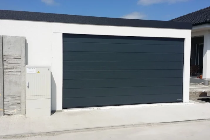 Garáž čerstvo po montáži s atikou v antracite