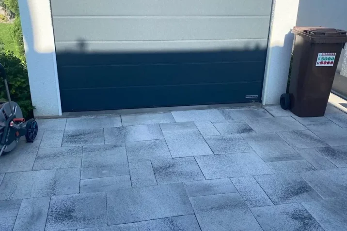 Garáž pre jedno auto v bielej omietke