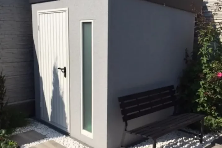 Lavička pri záhradnom domčeku zboku