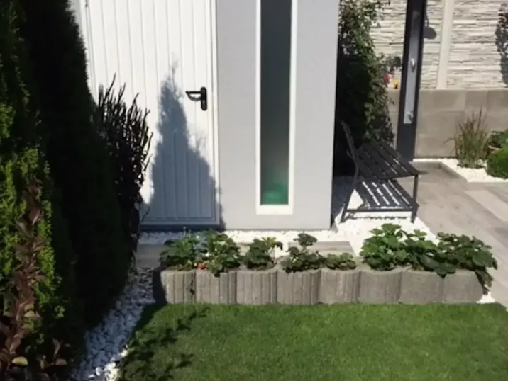 Záhradný domček v sivej omietke