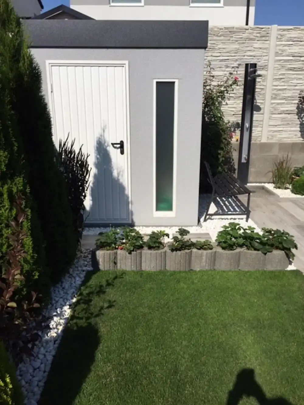 Záhradný domček v sivej omietke