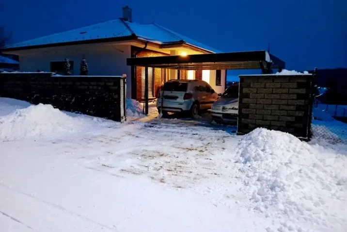 Zaparkované autá pod prístreškom SIEBAU počas zimy