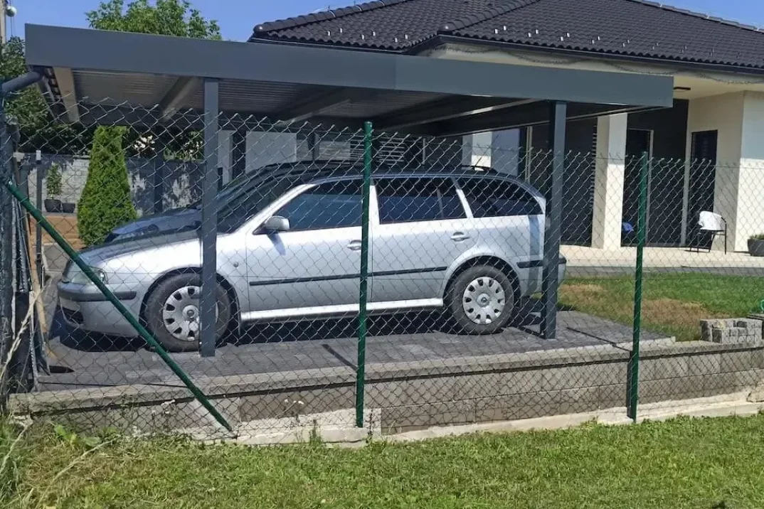 Zaparkované autá pod prístreškom SIEBAU