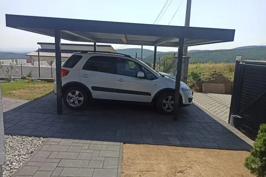 Biele zaparkované auto pod prístreškom SIEBAU
