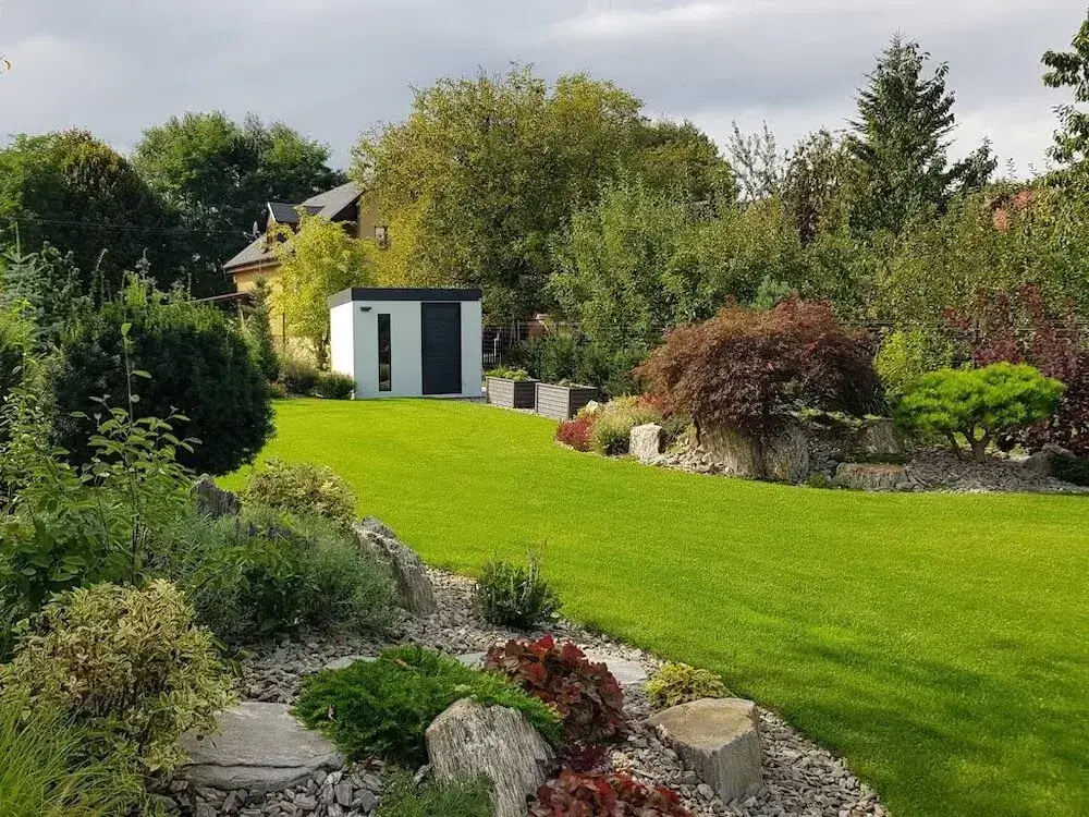 Záhradný domček v bielej omietke na záhrade