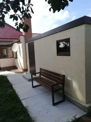 Záhradný domček s oknom v okrese Topoľčany