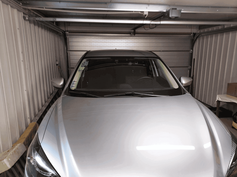 Auto zaparkované v garáži