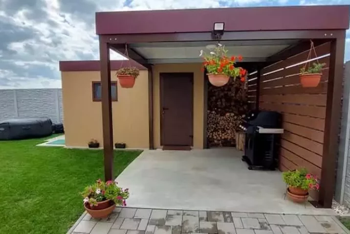 Záhradný domček s prístreškom na záhrade