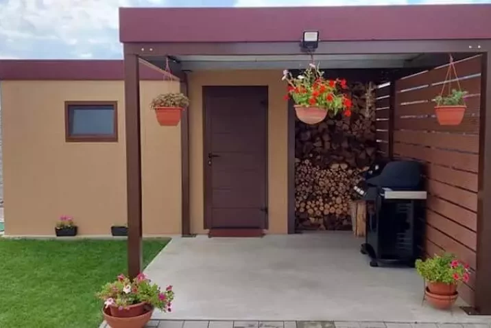 Gril pod prístreškom so záhradným domčekom