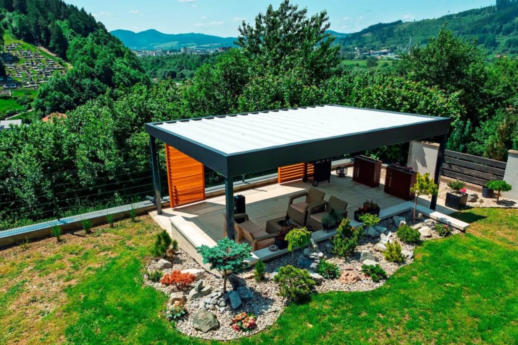 Pergola s tieniacou výplňou a posedením.