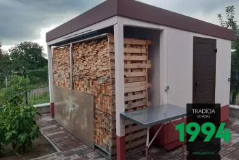 Záhradný domček s prístreškom na drevo.