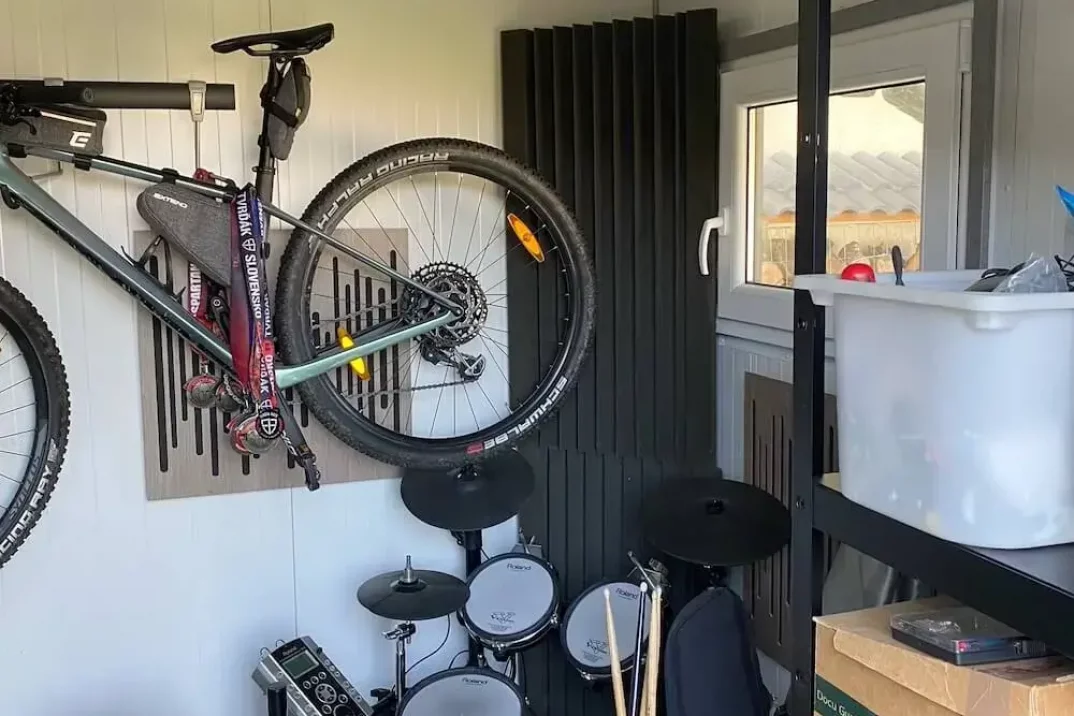 Bubny a bicykel v záhradnom domčeku