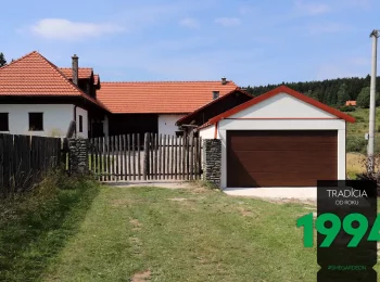 Garáž pre dve autá so sedlovou strechou pri dome so sedlovou strechou