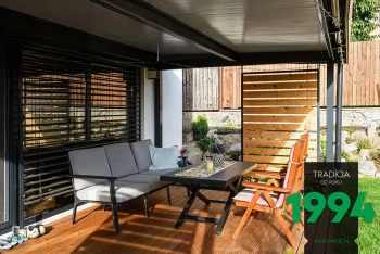 Posedenie pod pergolou s výplňami po bokoch