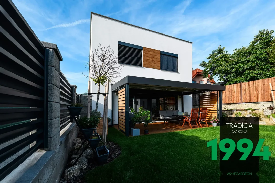 Pergola s drevenými výplňami spolu s posedením