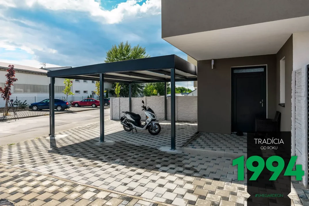 Motorka zaparkovaná pod prístreškom GARDEON pre dve autá