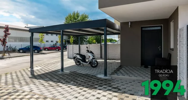Motorka zaparkovaná pod prístreškom GARDEON pre dve autá.