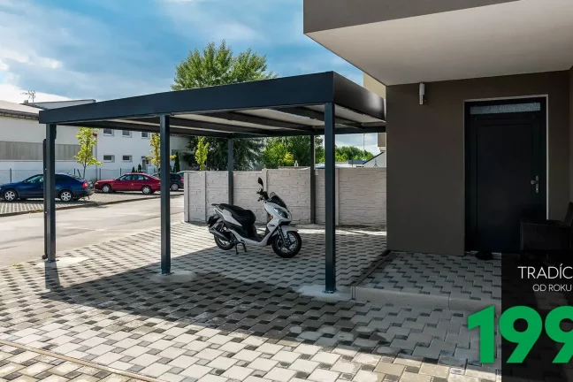 Motorka zaparkovaná pod prístreškom GARDEON pre dve autá.